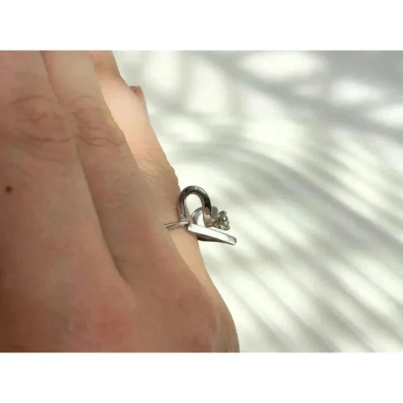 Vintage 18K HGE Gemstone Raised Heart Shaped / Designed Retro Ring - size 5.75 - Picture 4 of 10